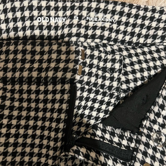 Old Navy High Rise Pixie Pants. Size 12. - Picture 4 of 4